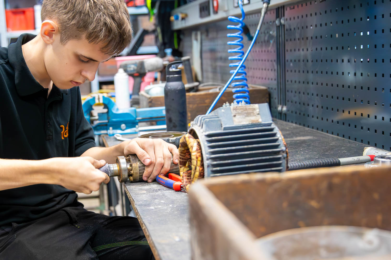 Montagen Reparaturen an einem Elektromotor