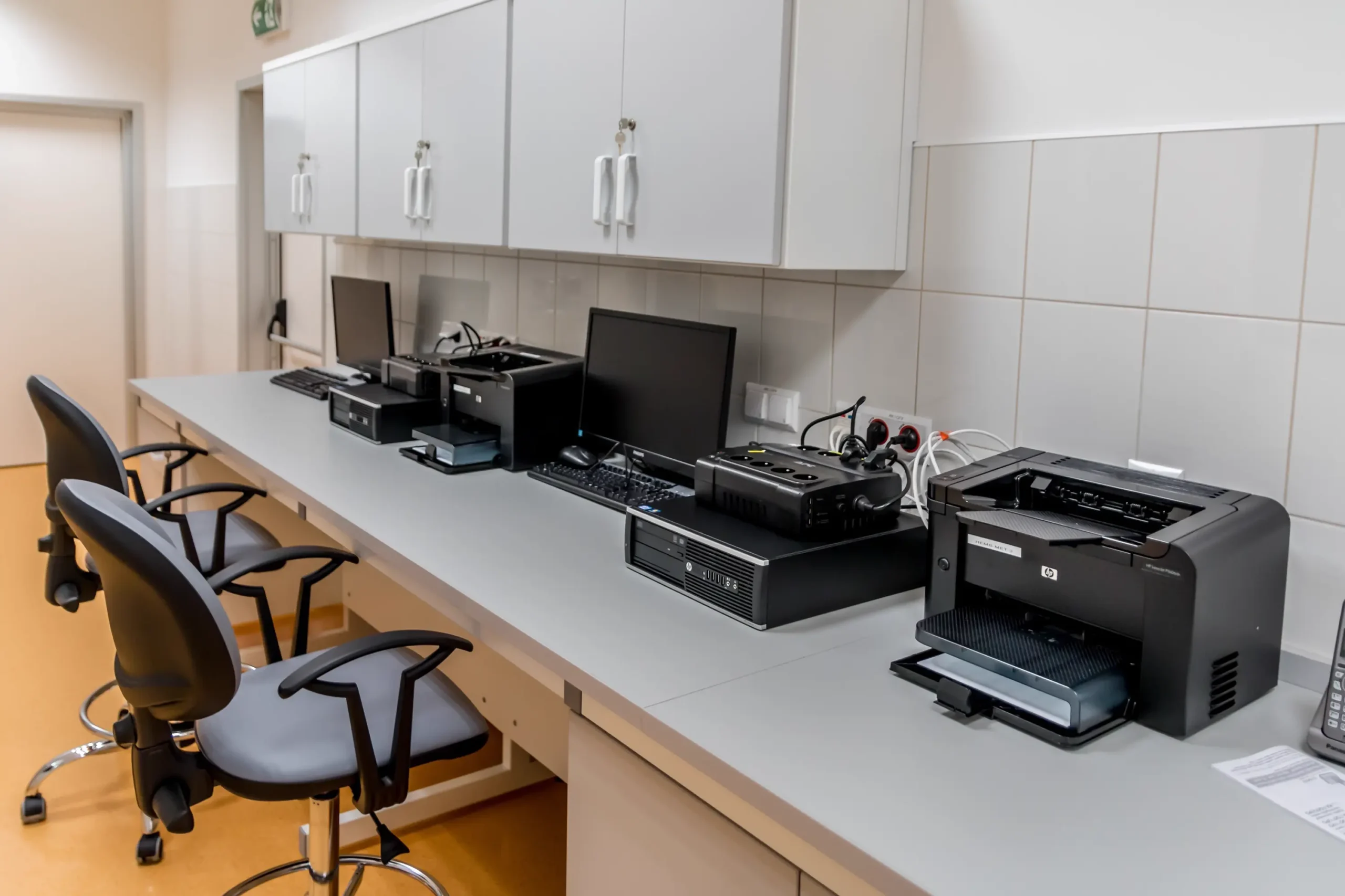 Arbeitsplatz mit Bildschirm, Computer und Drucker